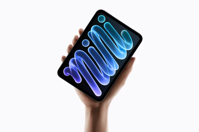 Новый iPad mini в руке