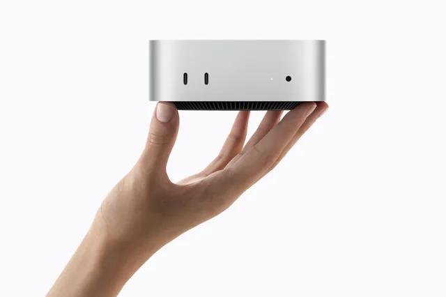 Компактный Mac mini в руке