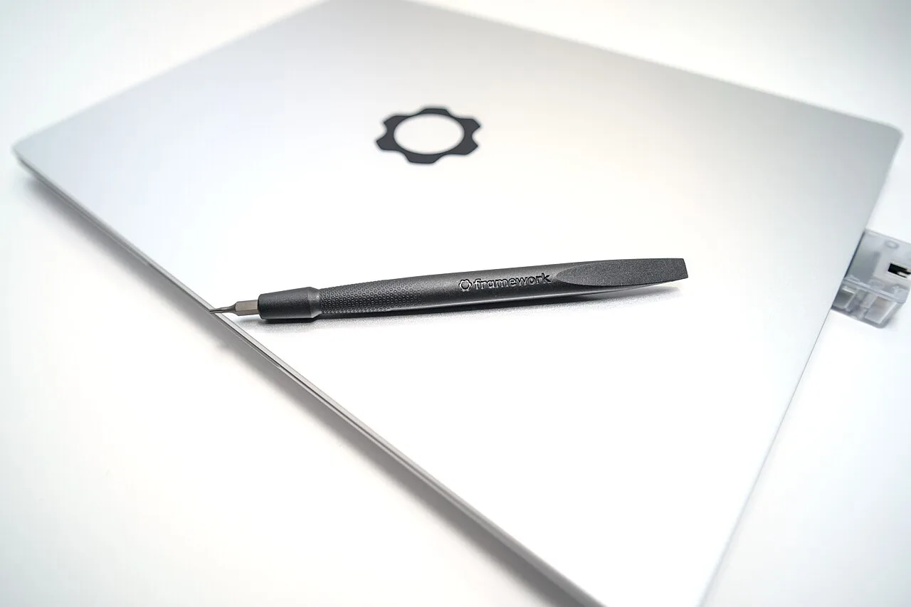 Классический Framework Laptop 13 AMD с отвёрткой и сетевым адаптером; фотография 2024 года