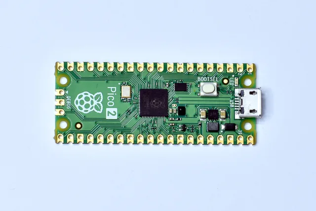 Raspberry Pi Pico2 с микроконтроллером RP2350 и контактами платы